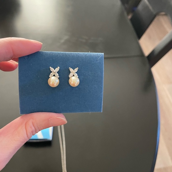 Avon Silver Pearl and Rhinestone Jewelry Set - New in Box - Picture 2 of 7